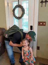 NOTRE FILLE ATTEND SON PAPA DEVANT LA PORTE CHAQUE JOUR—ET AUJOURD'HUI, ELLE A FAILLI ME BRISER LE CŒUR Tout a commencé comme une petite habitude. Elle finissait son goûter, s'essuyait les mains
