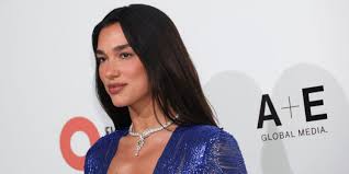 Dua Lipa er i Danmark: Slanger sig i solen på københavnsk hotspot