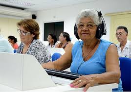 Resultado de imagem para imagens de idosos na aula de informatica