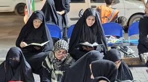 عکس/ قرائت قرآن به یاد رهبر شهید انقلاب در میدان احمد آباد مشهد