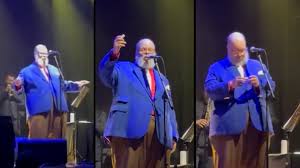 Fã joga rolha em Ed Motta durante show no Circo Voador; cantor interrompe apresentação e ironiza situação: ‘Posso guardar?’