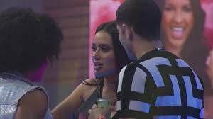 Ao som de Katy Perry em Festa, Jordana comenta: 'A primeira mulher que eu olhei'