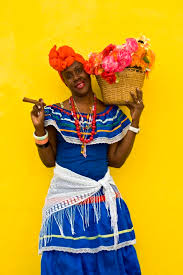 Kuba – ein Land im Umbruch © iStockphoto.com/Ernesto Suarez ... - Frau-mit-Blume-und-Zigarre
