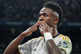 Ex-jogador do Real Madrid critica Vini Jr. por pedido de desculpas: 'Não deve fazer isso'