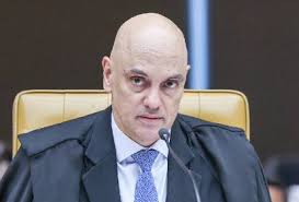 Moraes vota para condenar Eduardo Bolsonaro à prisão, em julgamento no STF