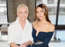 Xuxa resgata saia dos anos 1990 em NY; Sasha usou a mesma peça em desfile de Carolina Herrera em 2023