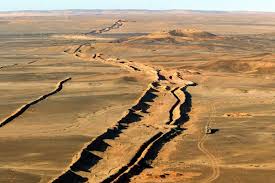 Marruecos levantó en el desierto un muro casi tan largo como toda la frontera entre Estados Unidos y México. Cuatro décadas después, sigue dividiendo el Sáhara Occidental entre minas, soldados y familias separadas