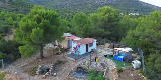 Compró un terreno por 15.000 euros con dos casetas de piedra de más de 100 años y las restauró para su mamá