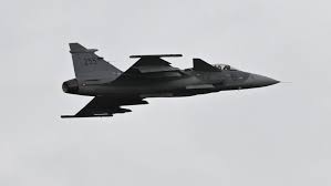 Därför flyger stridsflygplan över Sandviken