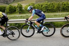 « C'est la première fois que j'arrive à suivre Pogacar » : Lenny Martinez s'est surpris dans la première étape du Tour de Romandie