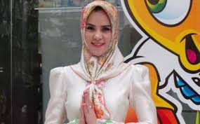 Hasil gambar untuk bugil telanjang NAJWA SHIHAB indonesia presenter tv