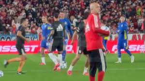 Um reencontro muito especial: o abraço entre Otamendi e Di María antes do River Plate-Rosario Central