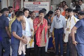 तमिलनाडु के मुख्यमंत्री विजय की कोल्लूर यात्रा: राजनीतिक विरोधाभासों का एक अध्ययन