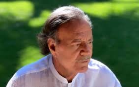 Ex-funcionárias de Julio Iglesias pedem investigação de nova denúncia por agressão sexual