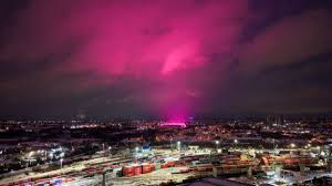 Por qué el cielo de Birmingham se volvió rosa durante una nevada y desconcertó a la ciudad