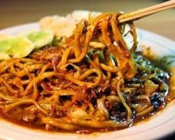 Gambar Mie Aceh dengan topping daging sapi dan udang