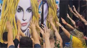 Às vésperas do show de Shakira, fãs se reúnem em frente a mural de Britney Spears em Copacabana: ‘Todo mundo no Rio 2027’