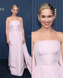 Emilia Clarke, mãe dos dragões, Khaleesi dos nossos corações e eterna dona do Trono de Ferro (pelo menos pra gente), também passou no blue carpet do #Emmys de hoje (14). A atriz irá apresentar um dos prêmios da noite. Que saudade da época que vía