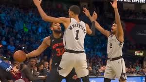 Knicks’ Towns throws pass around Wemby’s back for slick assist