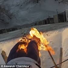 Este homem achou que era boa ideia pegar fogo a si mesmo, o que acontece a seguir é completamente surreal ... - 1