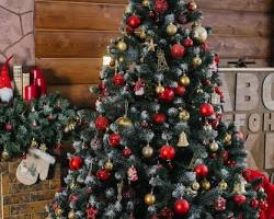 Imagem De Árvore De Natal Decorada Com Bolas Vermelhas E Douradas