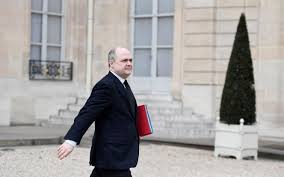 Scandale: Ex-Ministre Jugé! Emploi Illégal de ses Filles Révélé!
