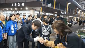 하정우, 악수 후 손털기 논란... 野 "부산 주민 손 오물 취급"