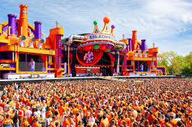 LIVE 538 Koningsdag | ‘Bloedheet’ op het podium, maar publiek en artiesten genieten van zonovergoten 538 Koningsdag