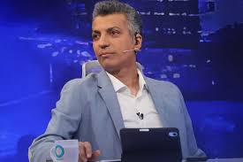 عادل فردوسی‌پور دست چه کسی را بوسید؟ + عکس