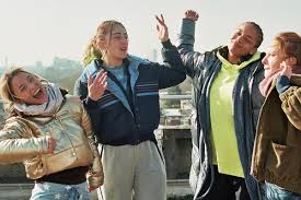 “Les Filles du ciel” : le gynécée ultra contemporain et soudé de Bérangère McNeese