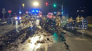 lkw verliert 150 bierkästen auf bundesstraße