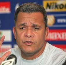 Hélio César Pinto dos Anjos, o Hélio dos Anjos, nasceu em Janaúba-MG, no dia 7 de março de 1958. Ele foi revelado no Flamengo como goleiro e passou, ... - 8049