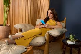 Anitta estrela campanha que anuncia Cofrinho do Mercado Pago com rendimento de 140% do CDI