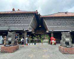琉球村と沖縄ワールドそれぞれのシンボルの画像