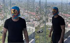 Joe Jonas se pone máscara de luchador en su llegada a México previo al Tecate Emblema