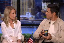 Kelly Ripa Considers Law School? 'Live' Host Weighs Her Options - Imagen principal del artículo