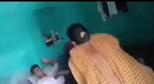 కూతురిని కర్రతో దారుణంగా కొట్టిన తల్లి (వీడియో)