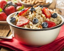 Image of Oatmeal with berries and nuts