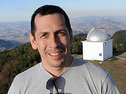 Alberto Ardila, pesquisador do Laboratório Nacional de Astrofísica (Foto: Divulgação). Quando o assunto se refere aos buracos negros, uma áurea de mistério ... - alberto_rodriguez_291_218