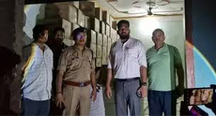 महराजगंज में नेपाल तस्करी के लिए छिपाए गए लाखों के विदेशी बिस्किट और चिप्स बरामद, SDM ने की कार्रवाई