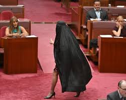 Scandale au Sénat Australien: Hanson et la Burqa! Choc et Condamnation!