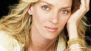 Uma Thurman riporta in strada le scarpe di Kill Bill (by Versace)