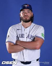 Breaking: Ponce Injured in 1,639-Day MLB Comeback