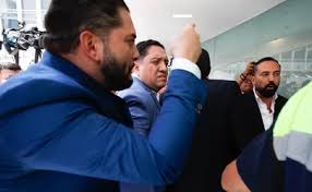 Diputado priísta Carlos Mancilla agrede a Arturo Ávila por caso 