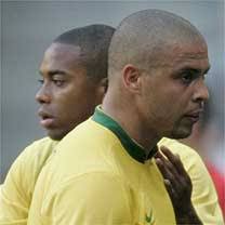 Ronaldo deve continuar titular mesmo que time mude - 18/06/2006 - Esporte ... - 060618robinho_ronaldo