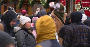 Chicagoans, visitors' brave cold for holiday festivities