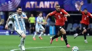 En vídeo: Abu Treika afirma que «Argentina sin Messi no vale nada» y añade que «¡el árbitro del vídeo se fue a tomarse un café!»