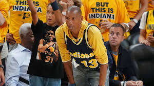 Reggie Miller's NBA Finals Outfit Gets Roasted by Fans: 'Wildest Fit Ever' - Imagen principal del artículo