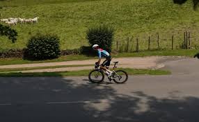 Critérium Dauphiné 2025: Milan gana etapa 2, Bardet ataca - Imagen ilustrativa del artículo