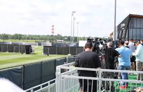 日本の初戦の相手・オランダに“ピリピリムード” 練習後の取材対応せず 腰付近を痛めた守護神はサブグラウンドでひっそり練習